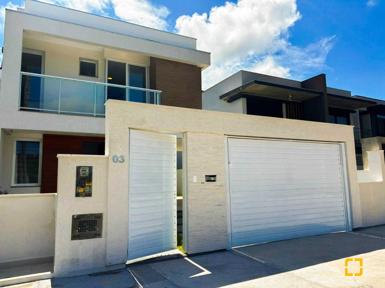 Casa com 138m², 3 quartos (sendo 3 suítes), 2 garagens, no bairro Ingleses do Rio Vermelho em Florianópolis