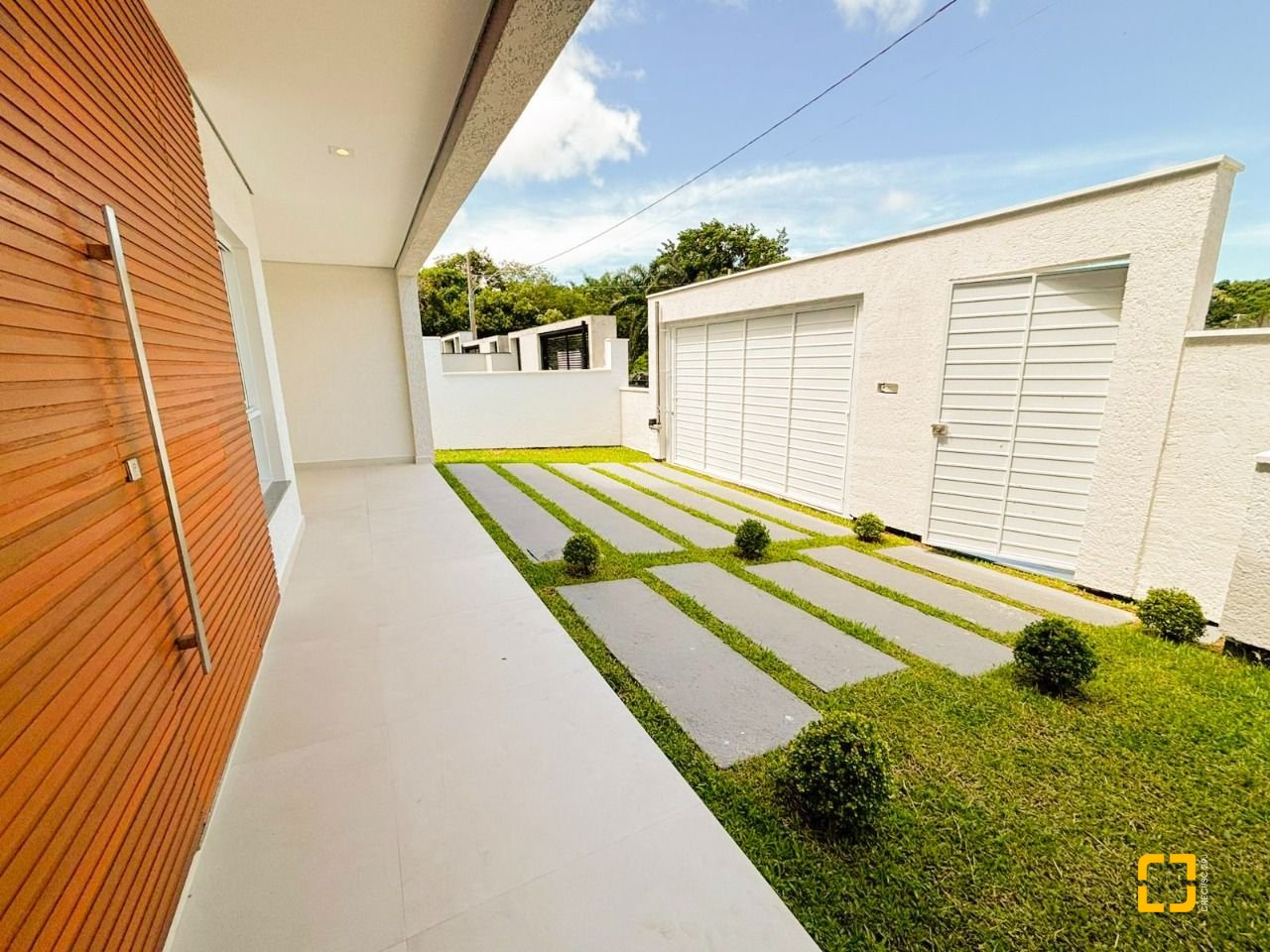 Casa com 138m², 3 quartos (sendo 3 suítes), 2 garagens, no bairro Ingleses do Rio Vermelho em Florianópolis
