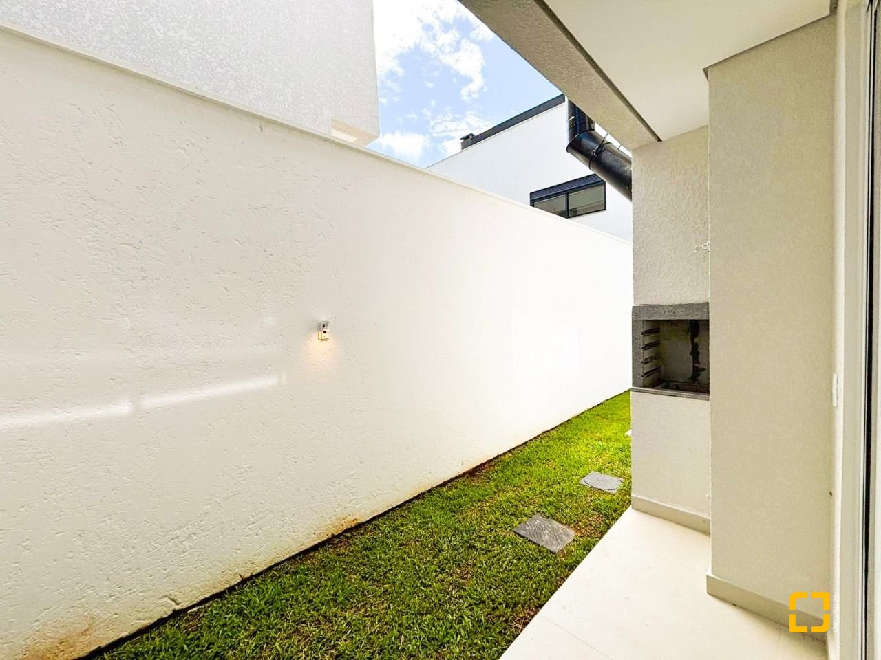 Casa com 138m², 3 quartos (sendo 3 suítes), 2 garagens, no bairro Ingleses do Rio Vermelho em Florianópolis