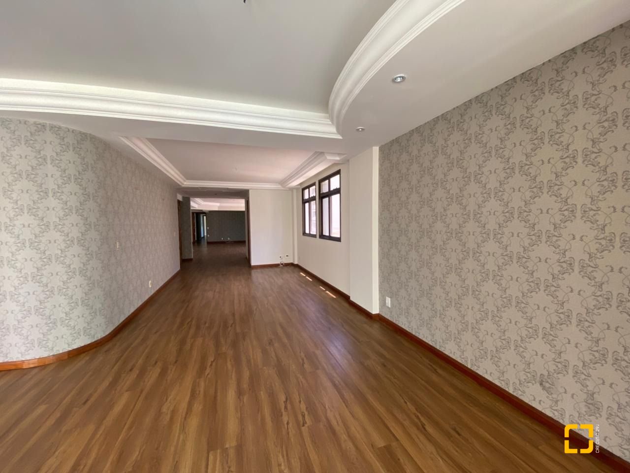 Apartamento com 254m², 6 quartos (sendo 3 suítes), 2 garagens, no bairro Centro em Florianópolis