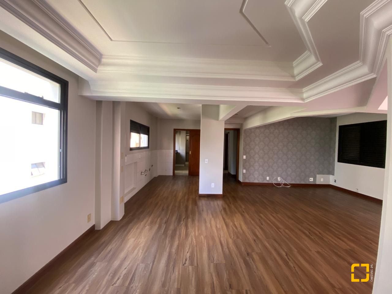 Apartamento com 254m², 6 quartos (sendo 3 suítes), 2 garagens, no bairro Centro em Florianópolis