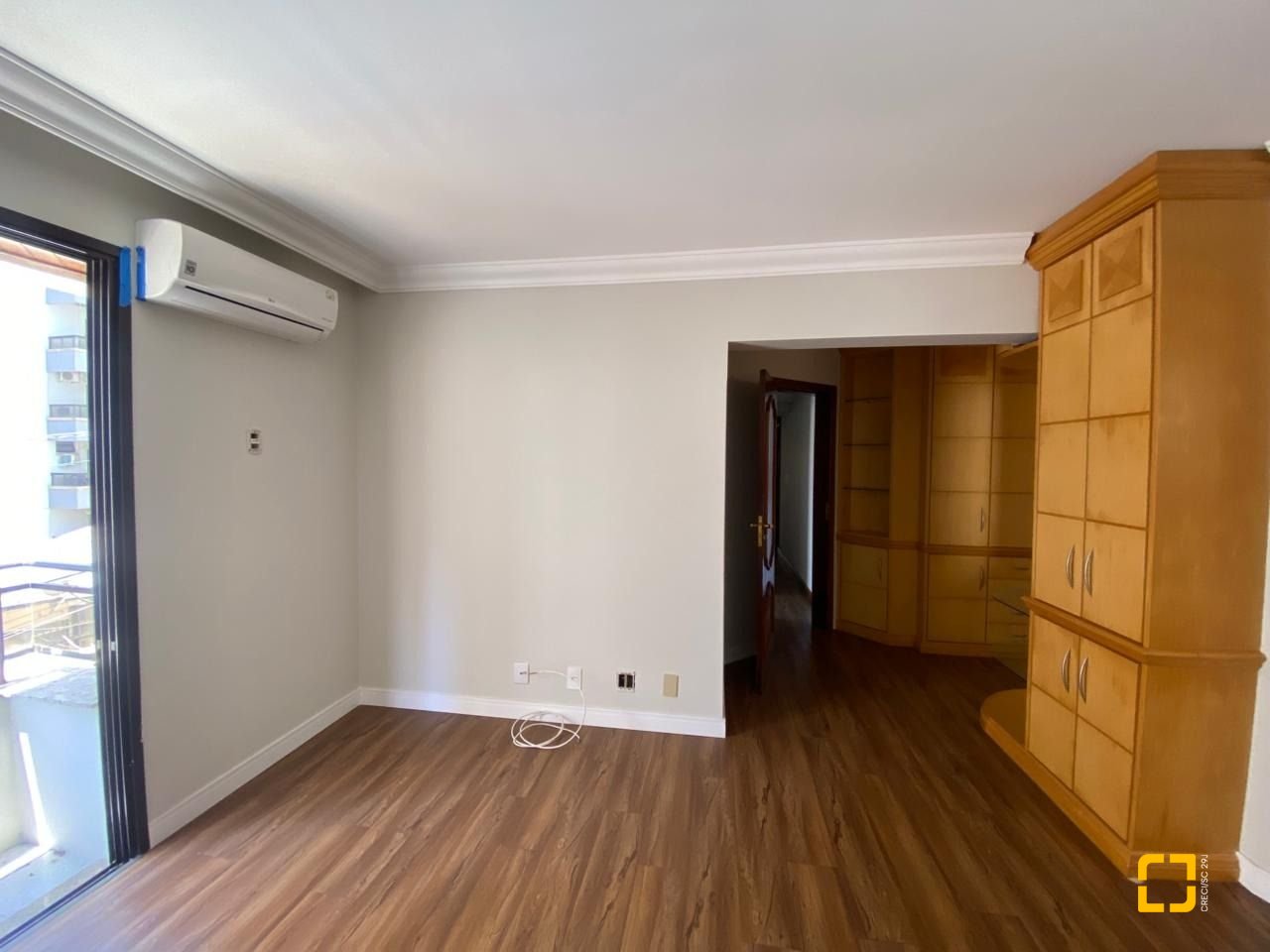 Apartamento com 254m², 6 quartos (sendo 3 suítes), 2 garagens, no bairro Centro em Florianópolis