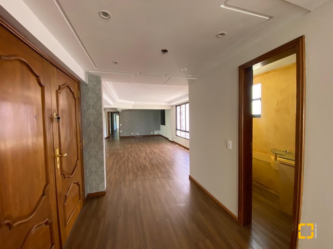 Apartamento com 254m², 6 quartos (sendo 3 suítes), 2 garagens, no bairro Centro em Florianópolis