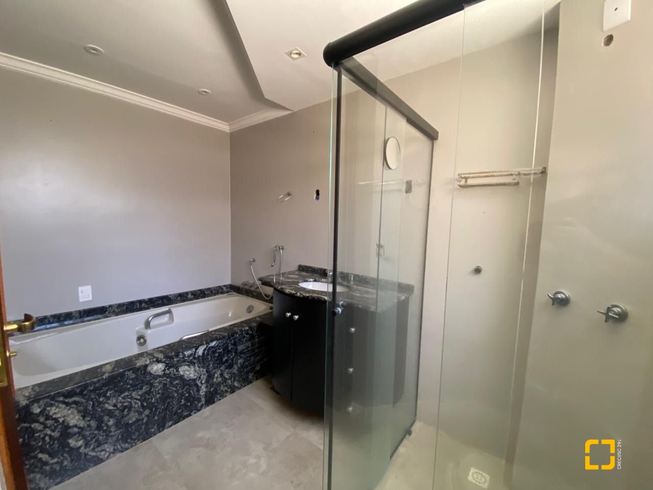Apartamento com 254m², 6 quartos (sendo 3 suítes), 2 garagens, no bairro Centro em Florianópolis