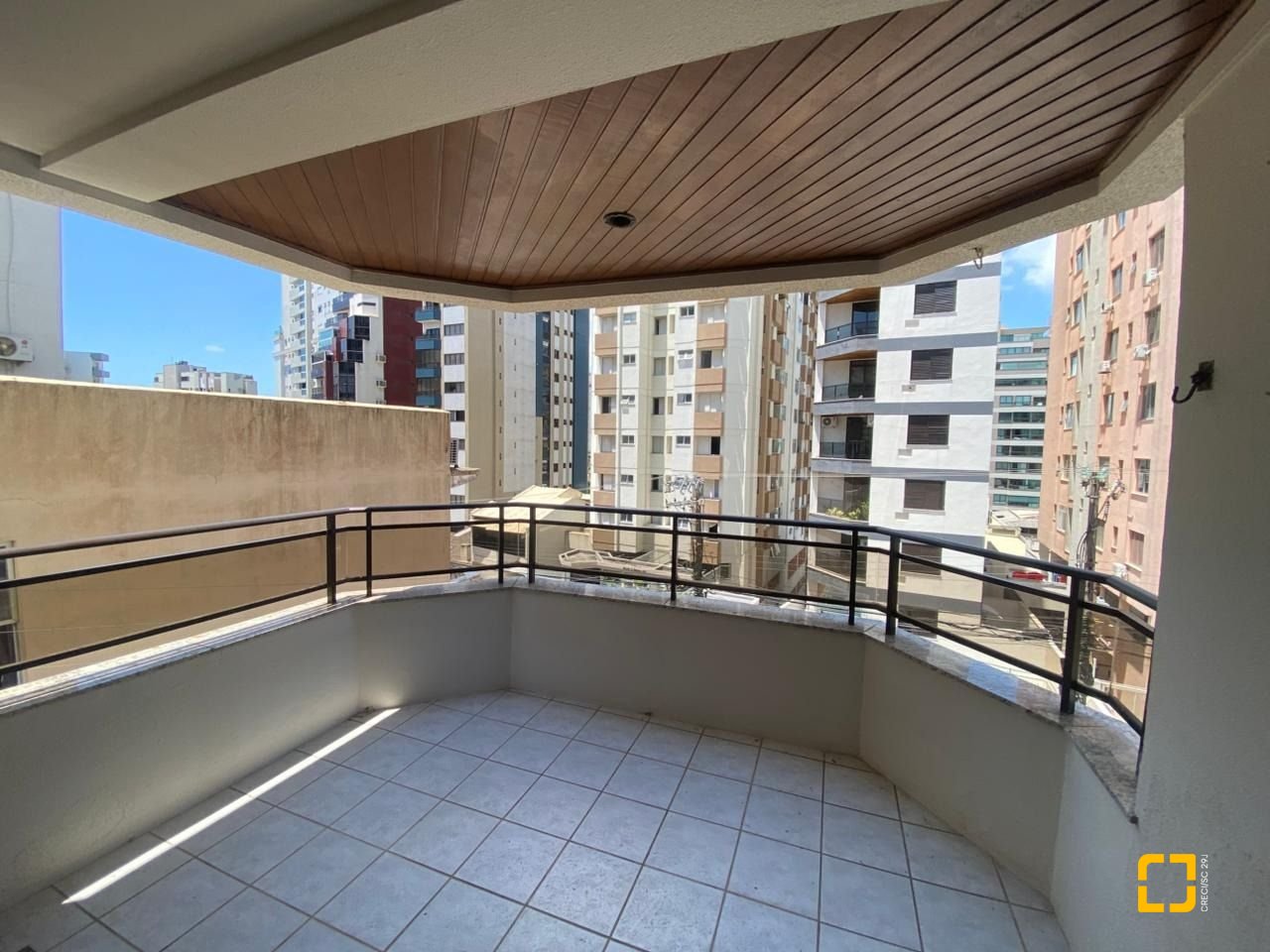 Apartamento com 254m², 6 quartos (sendo 3 suítes), 2 garagens, no bairro Centro em Florianópolis