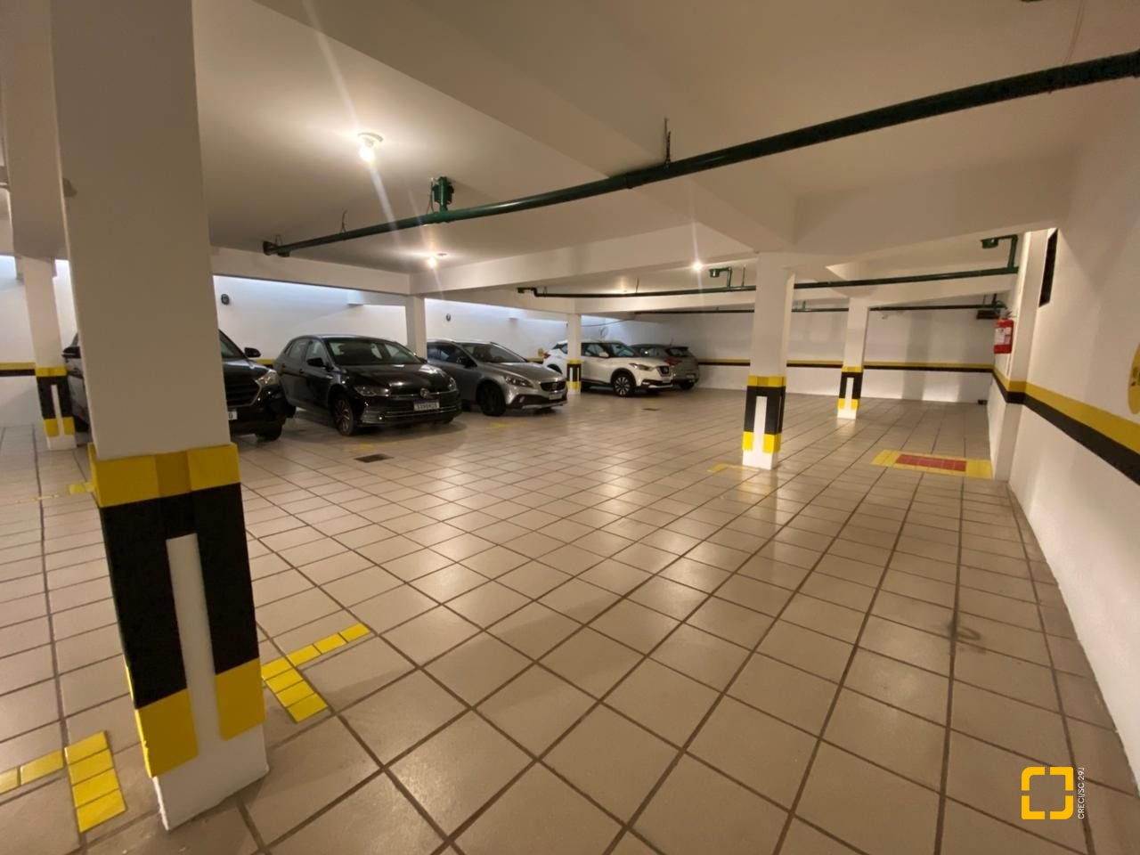 Apartamento com 254m², 6 quartos (sendo 3 suítes), 2 garagens, no bairro Centro em Florianópolis