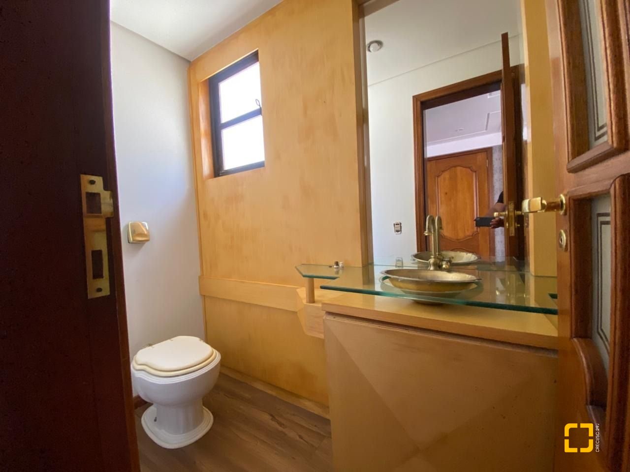 Apartamento com 254m², 6 quartos (sendo 3 suítes), 2 garagens, no bairro Centro em Florianópolis