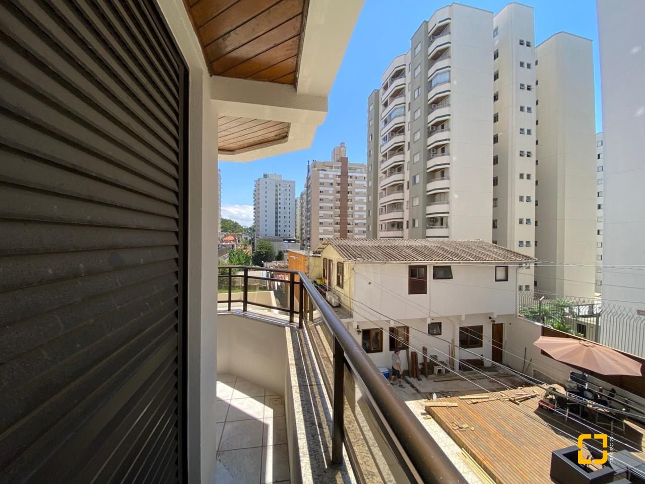 Apartamento com 254m², 6 quartos (sendo 3 suítes), 2 garagens, no bairro Centro em Florianópolis