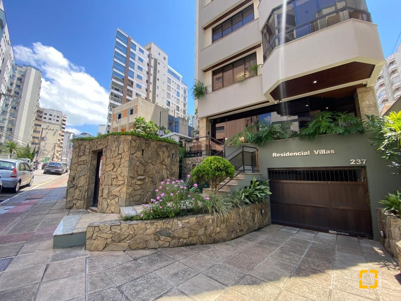 Apartamento com 254m², 6 quartos (sendo 3 suítes), 2 garagens, no bairro Centro em Florianópolis
