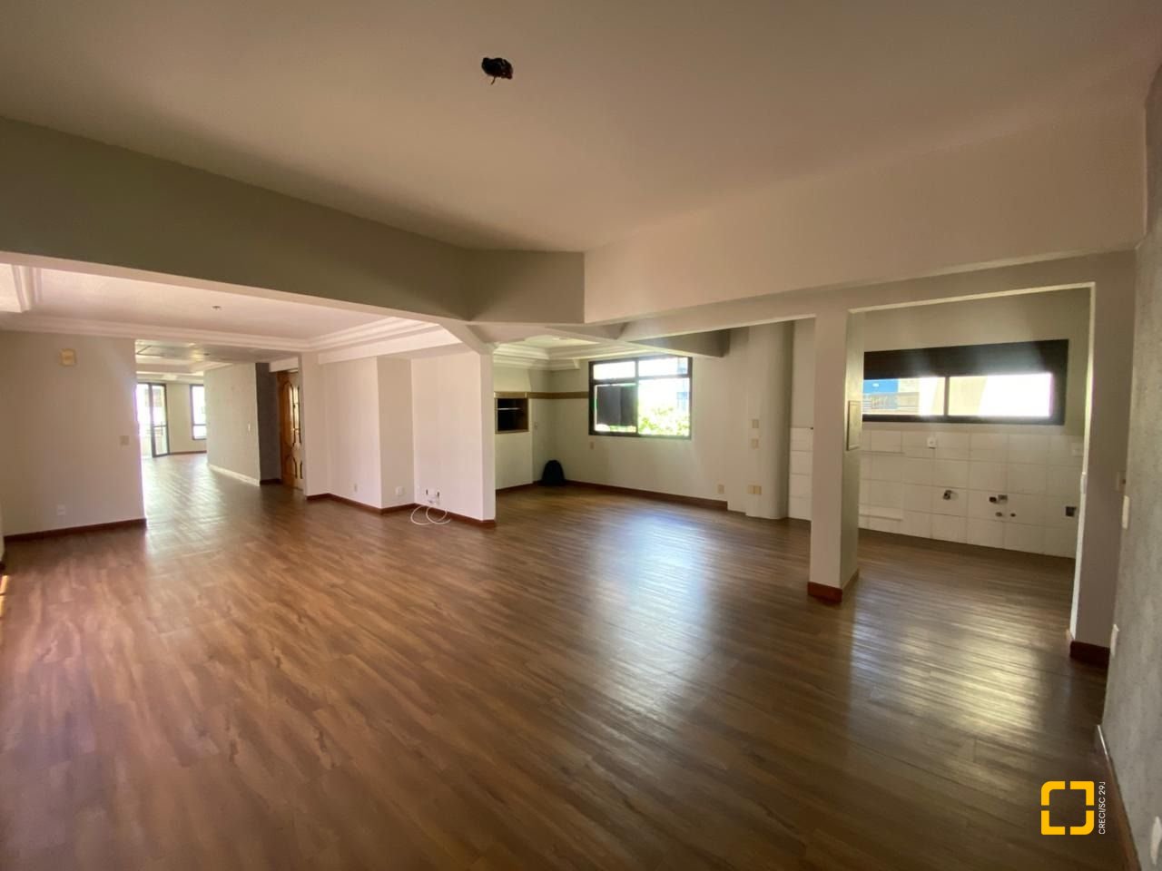 Apartamento com 254m², 6 quartos (sendo 3 suítes), 2 garagens, no bairro Centro em Florianópolis
