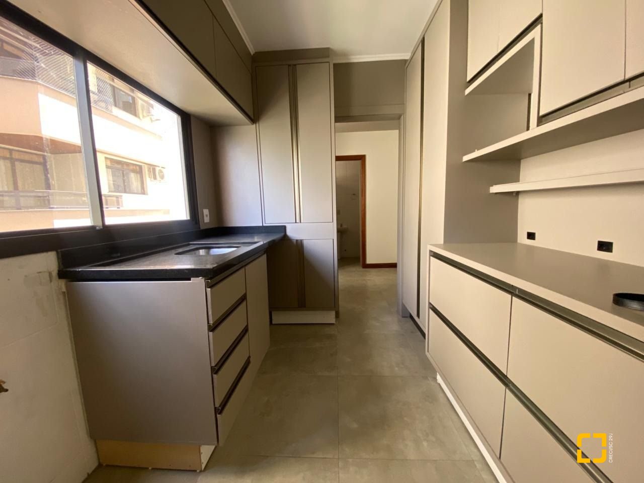 Apartamento com 254m², 6 quartos (sendo 3 suítes), 2 garagens, no bairro Centro em Florianópolis