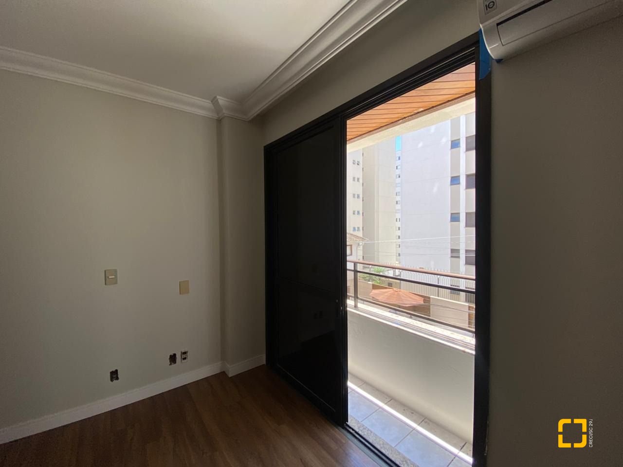 Apartamento com 254m², 6 quartos (sendo 3 suítes), 2 garagens, no bairro Centro em Florianópolis