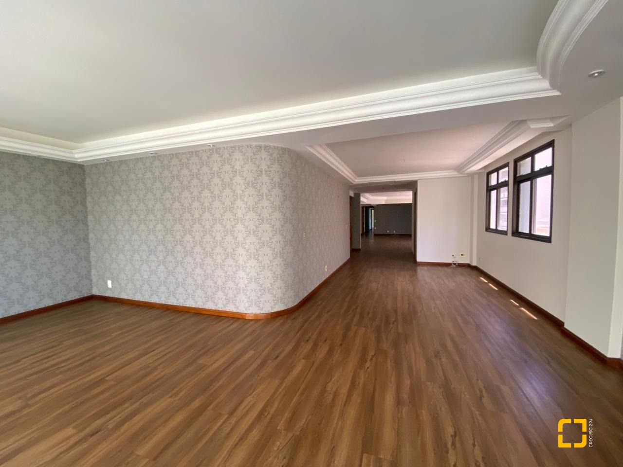 Apartamento com 254m², 6 quartos (sendo 3 suítes), 2 garagens, no bairro Centro em Florianópolis