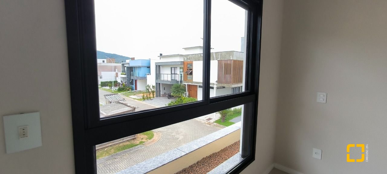 Casa de Condomínio com 150m², 4 quartos (sendo 1 suíte), 2 garagens, no bairro Beira Rio em Biguaçu