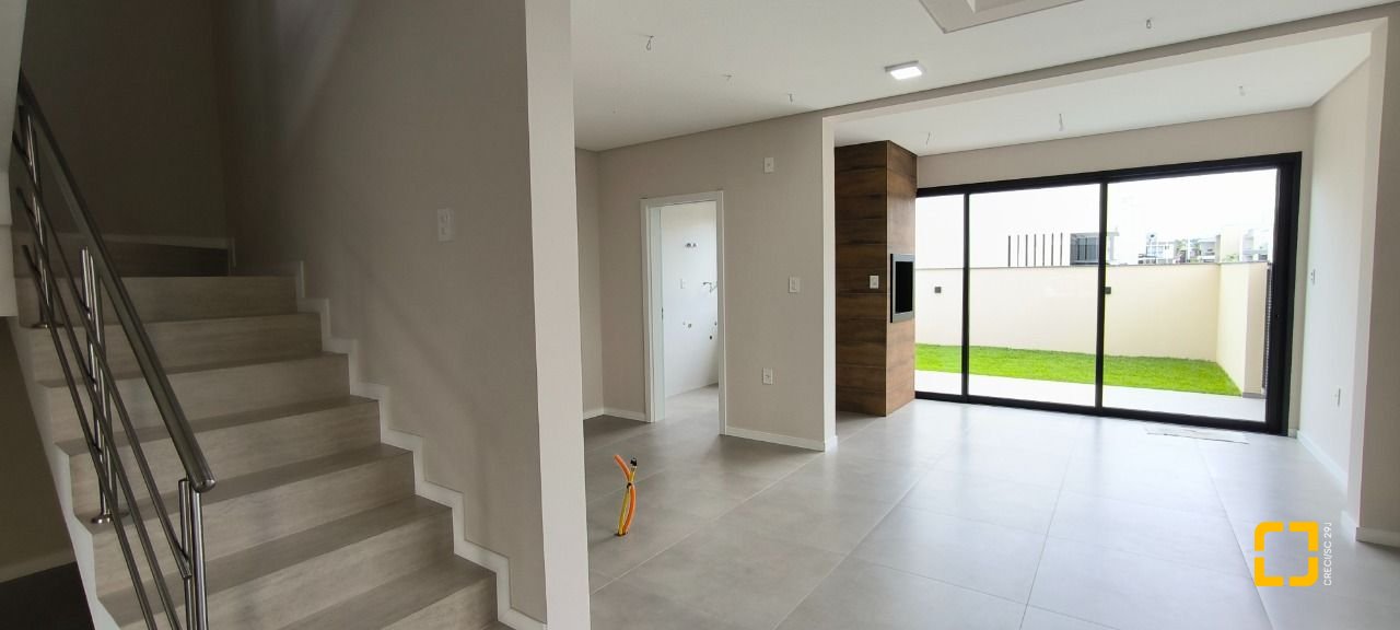 Casa de Condomínio com 150m², 4 quartos (sendo 1 suíte), 2 garagens, no bairro Beira Rio em Biguaçu