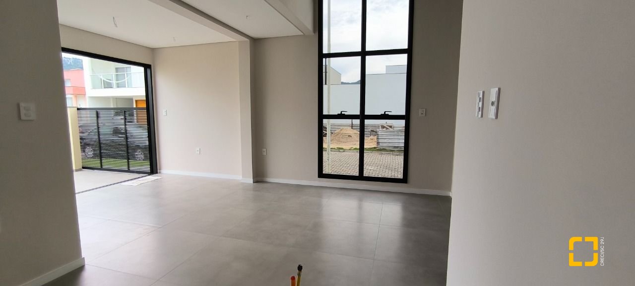 Casa de Condomínio com 150m², 3 quartos (sendo 1 suíte), 2 garagens, no bairro Beira Rio em Biguaçu