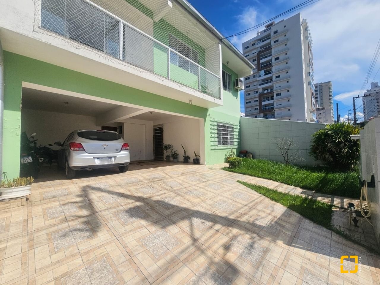 Casa com 258m², 6 quartos (sendo 2 suítes), 2 garagens, no bairro Barreiros em São José