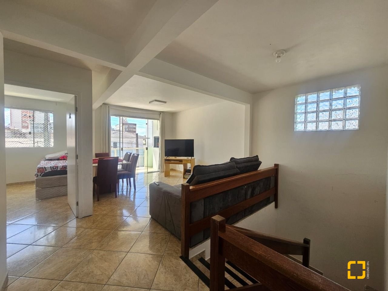 Casa com 258m², 6 quartos (sendo 2 suítes), 2 garagens, no bairro Barreiros em São José