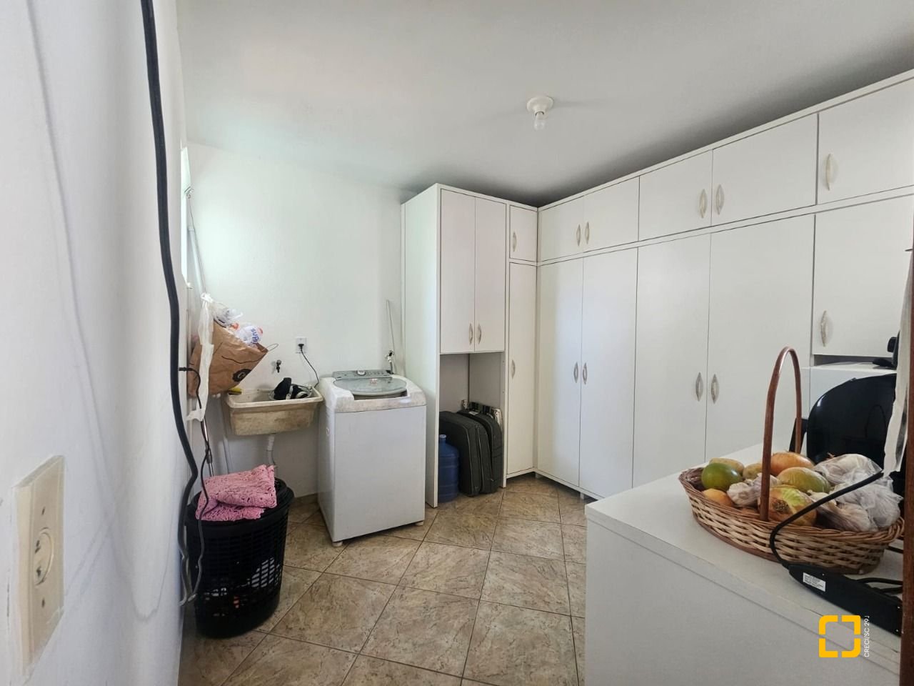 Casa com 258m², 6 quartos (sendo 2 suítes), 2 garagens, no bairro Barreiros em São José