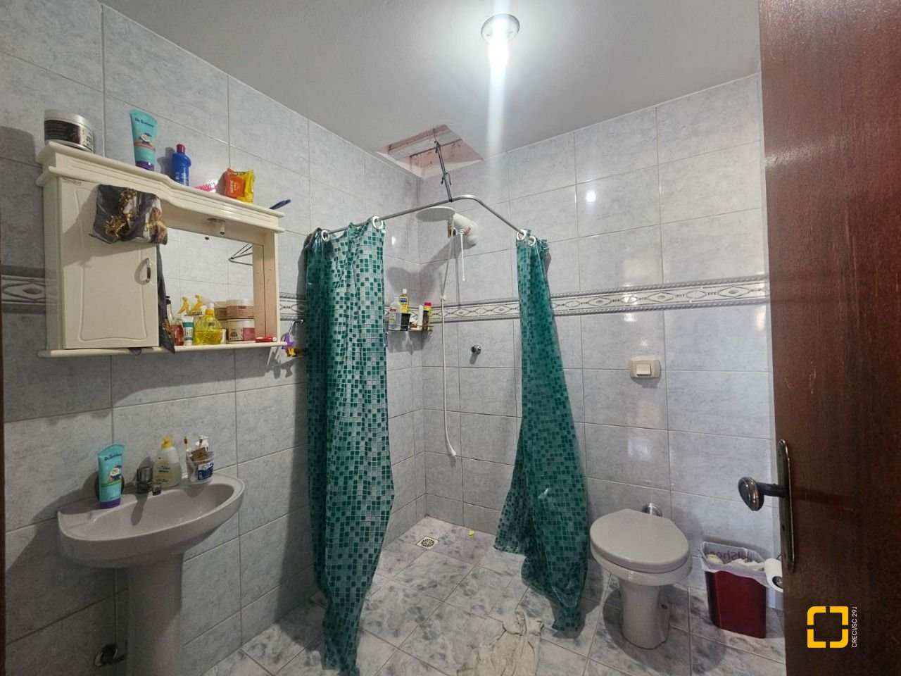 Casa com 258m², 6 quartos (sendo 2 suítes), 2 garagens, no bairro Barreiros em São José