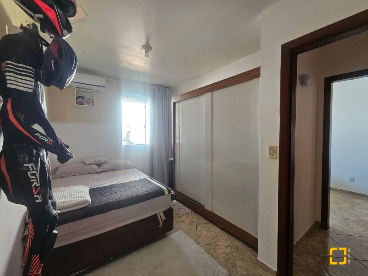 Casa com 258m², 6 quartos (sendo 2 suítes), 2 garagens, no bairro Barreiros em São José