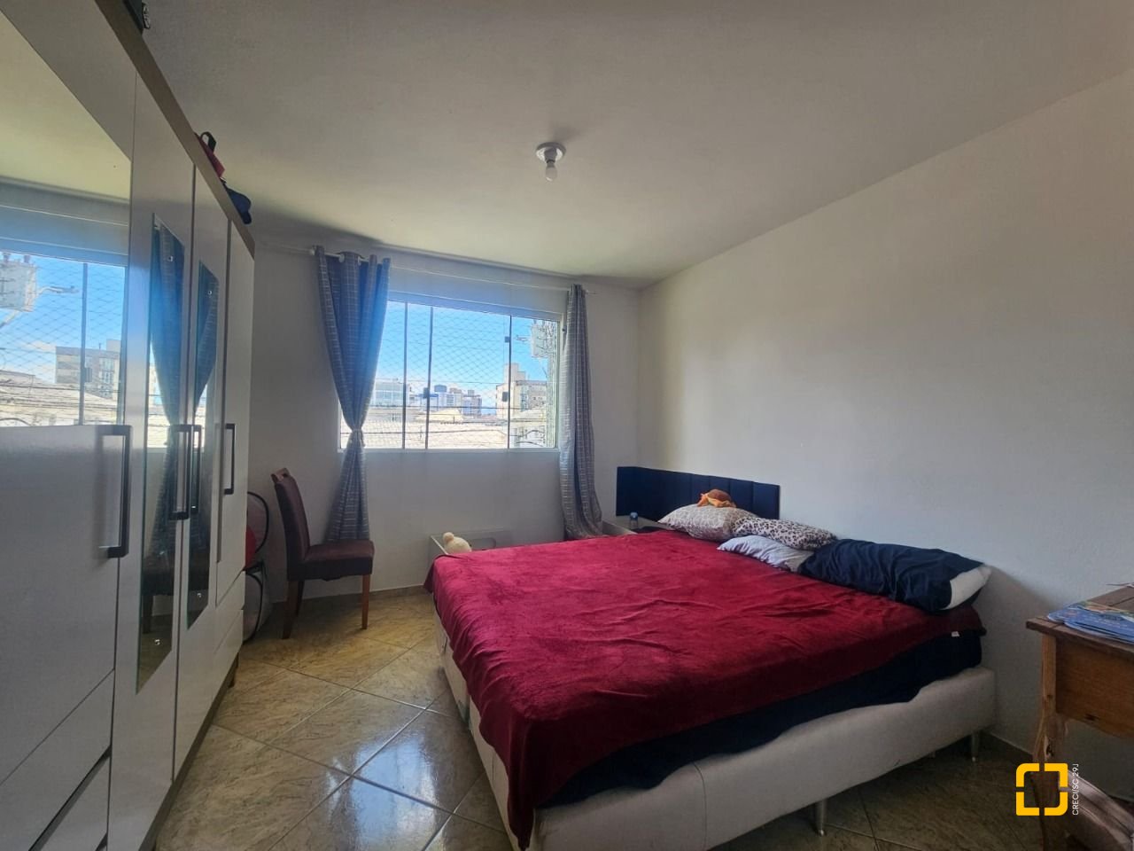Casa com 258m², 6 quartos (sendo 2 suítes), 2 garagens, no bairro Barreiros em São José