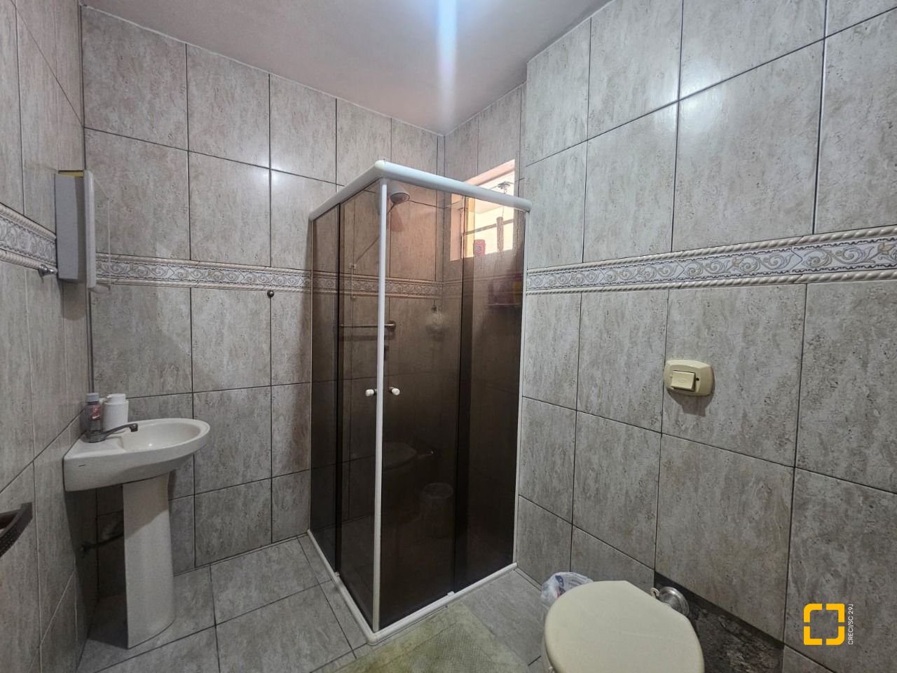 Casa com 258m², 6 quartos (sendo 2 suítes), 2 garagens, no bairro Barreiros em São José