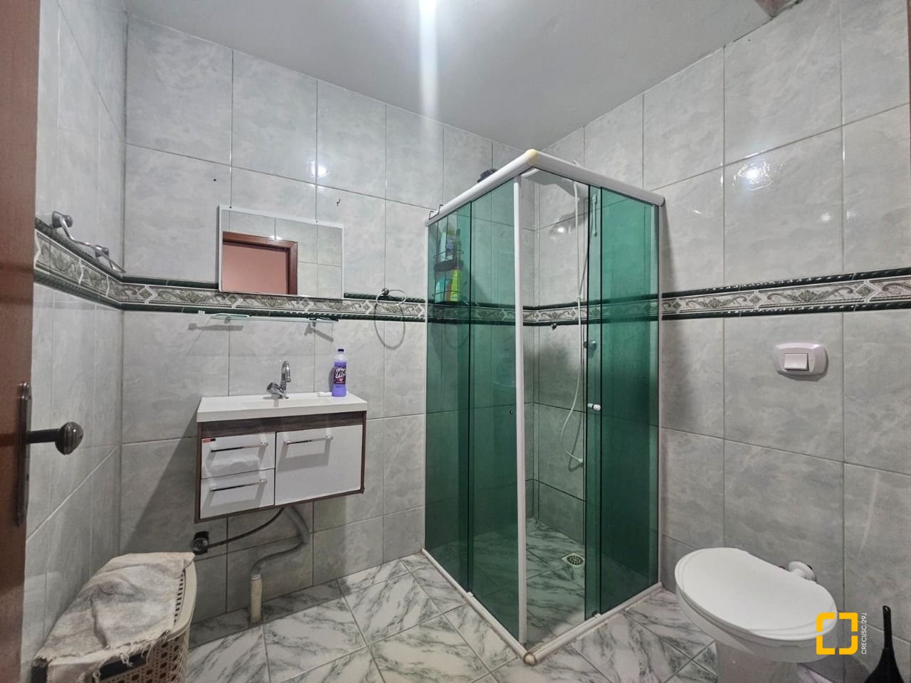 Casa com 258m², 6 quartos (sendo 2 suítes), 2 garagens, no bairro Barreiros em São José