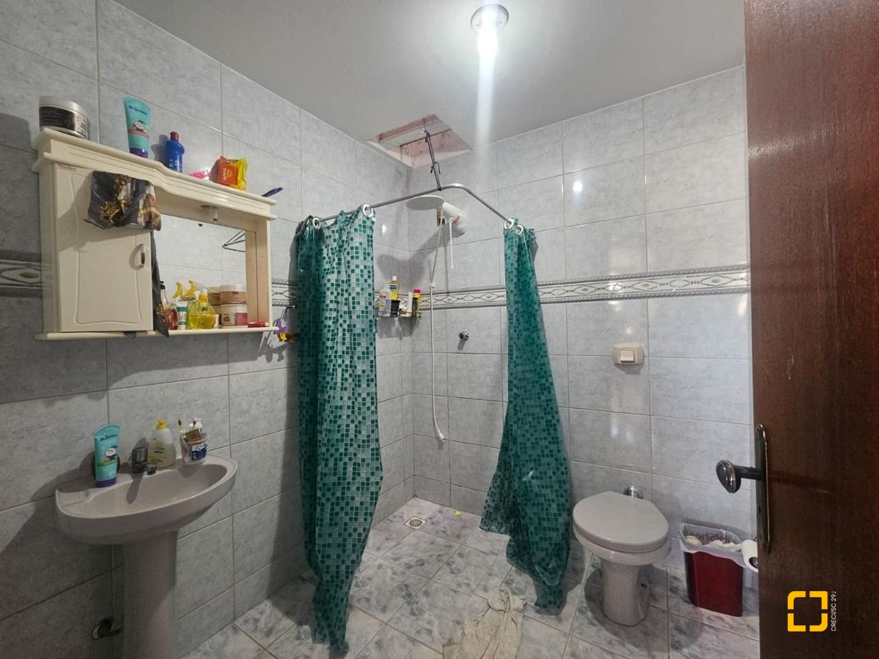 Casa com 258m², 6 quartos (sendo 2 suítes), 2 garagens, no bairro Barreiros em São José