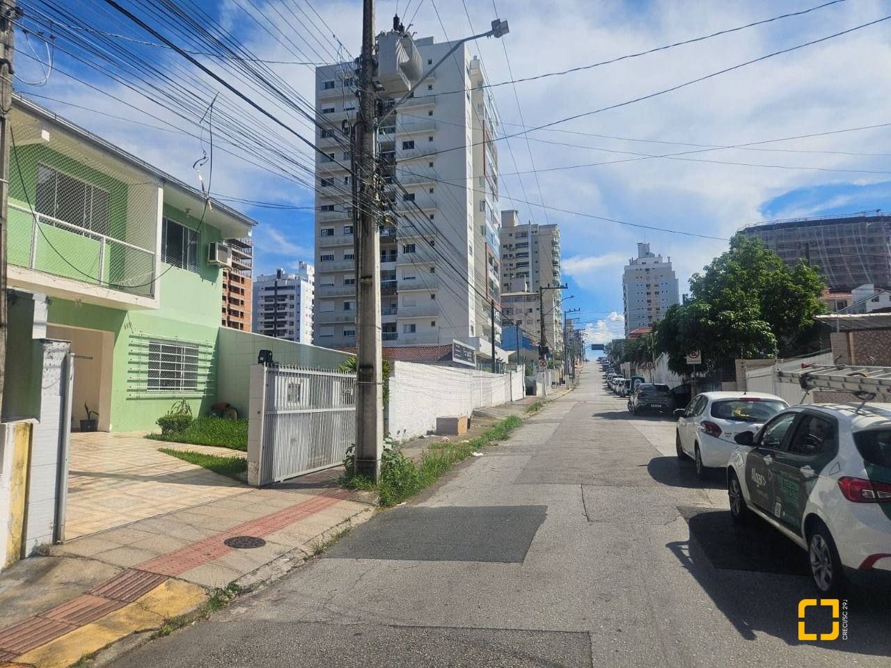 Casa com 258m², 6 quartos (sendo 2 suítes), 2 garagens, no bairro Barreiros em São José
