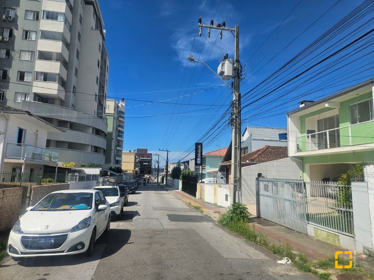 Casa com 258m², 6 quartos (sendo 2 suítes), 2 garagens, no bairro Barreiros em São José