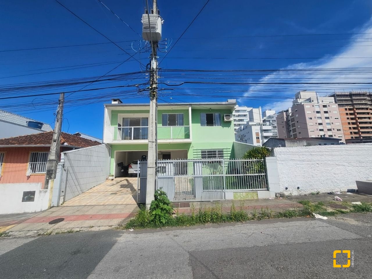 Casa com 258m², 6 quartos (sendo 2 suítes), 2 garagens, no bairro Barreiros em São José