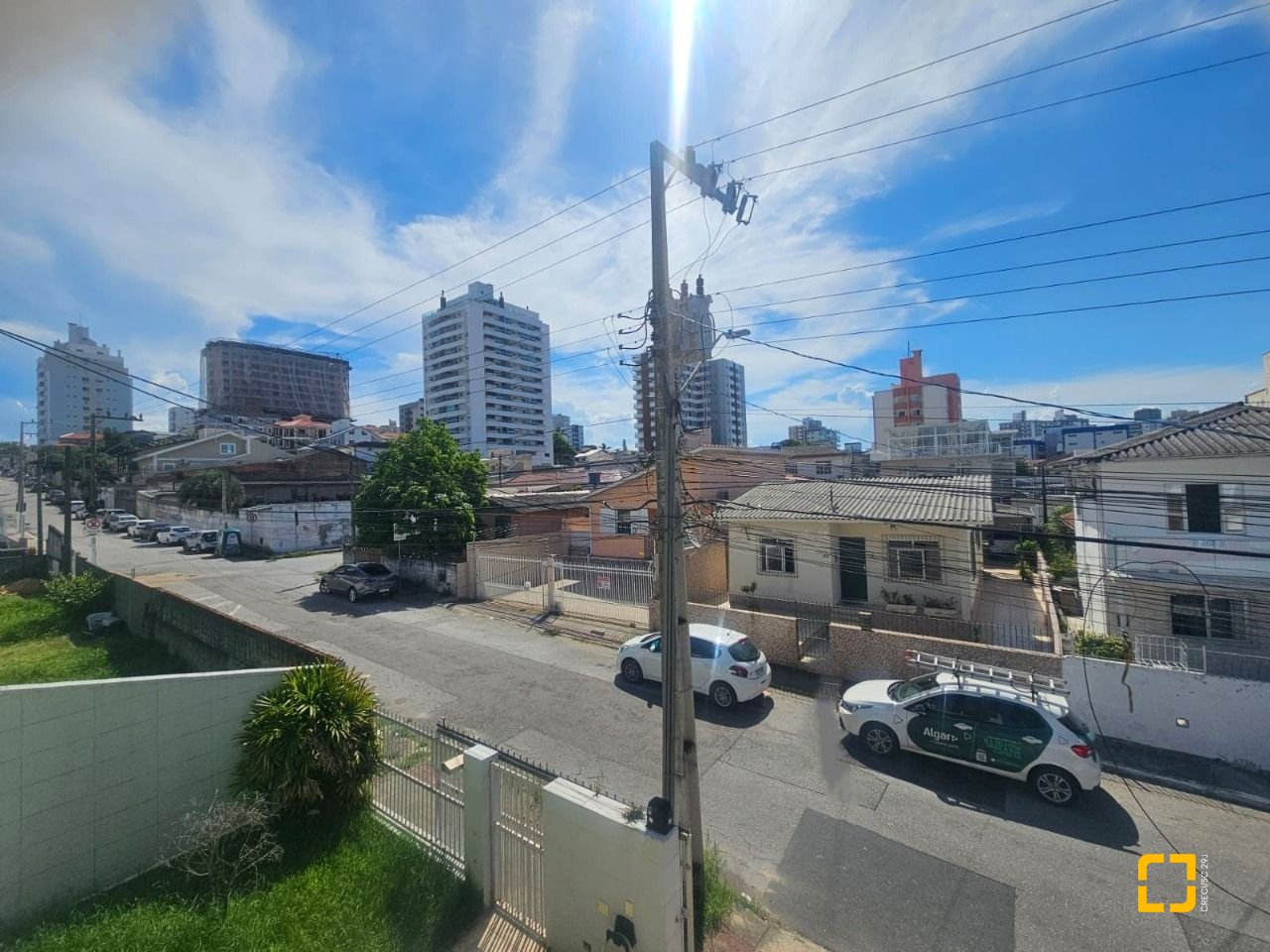 Casa com 258m², 6 quartos (sendo 2 suítes), 2 garagens, no bairro Barreiros em São José