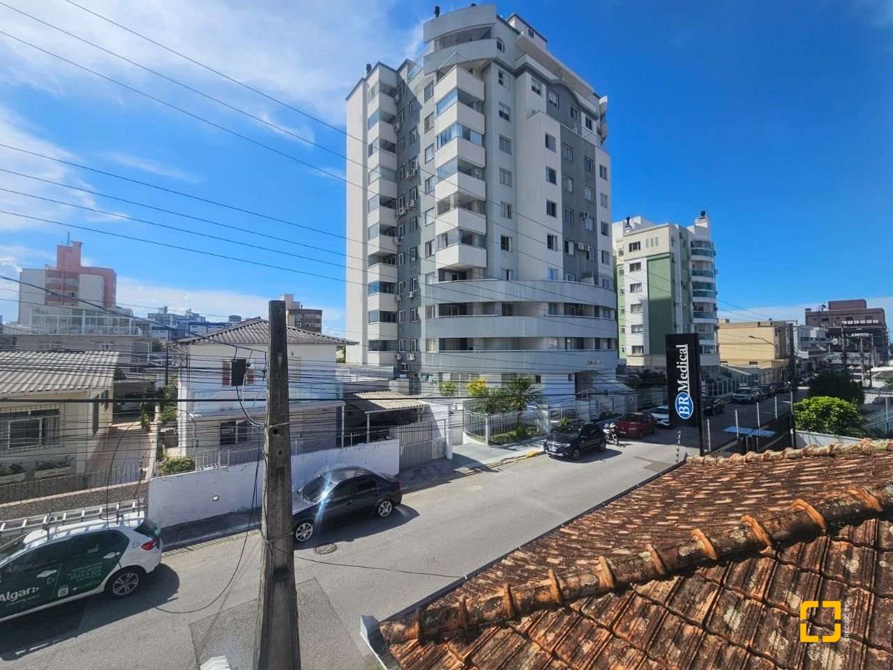 Casa com 258m², 6 quartos (sendo 2 suítes), 2 garagens, no bairro Barreiros em São José
