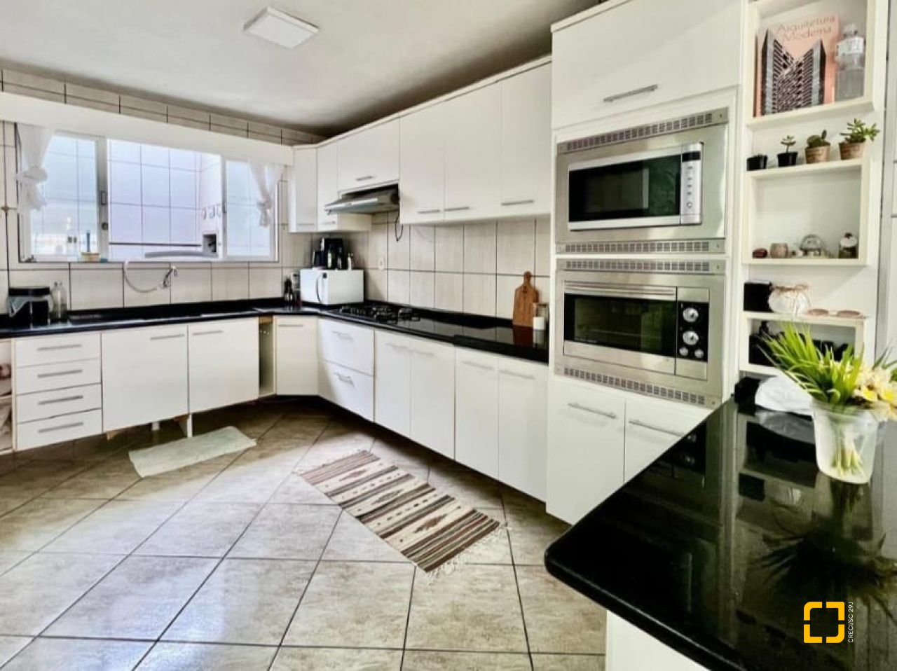 Casa com 258m², 6 quartos (sendo 2 suítes), 2 garagens, no bairro Barreiros em São José
