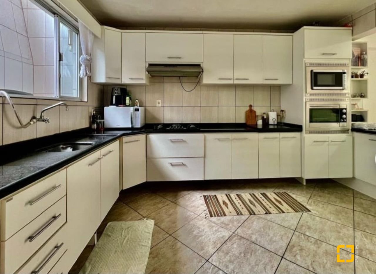 Casa com 258m², 6 quartos (sendo 2 suítes), 2 garagens, no bairro Barreiros em São José