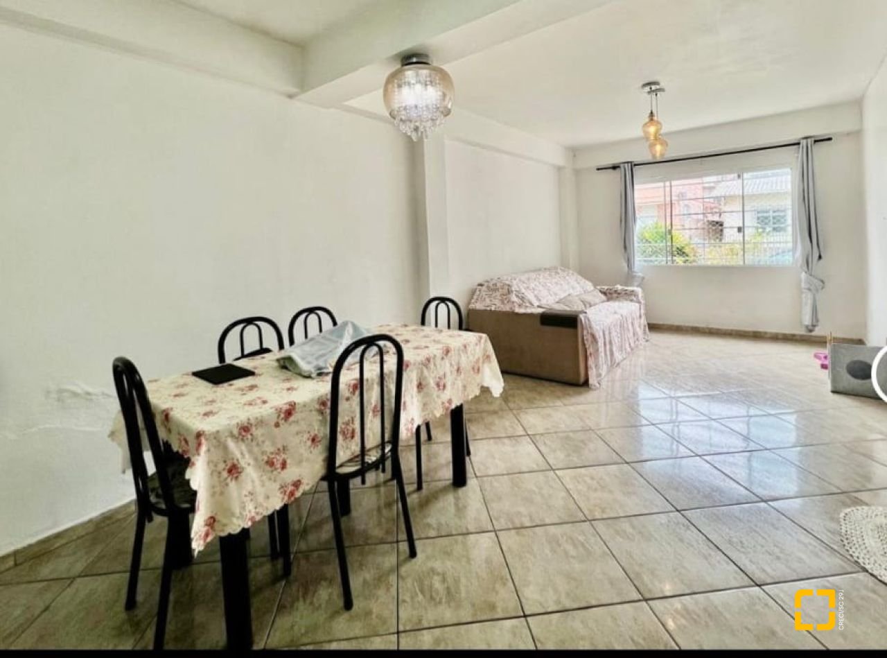 Casa com 258m², 6 quartos (sendo 2 suítes), 2 garagens, no bairro Barreiros em São José