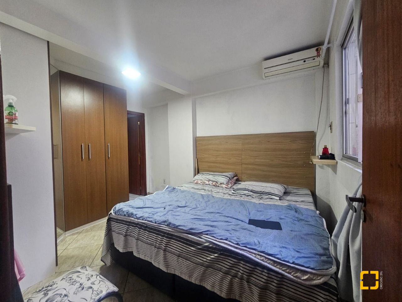 Casa com 258m², 6 quartos (sendo 2 suítes), 2 garagens, no bairro Barreiros em São José