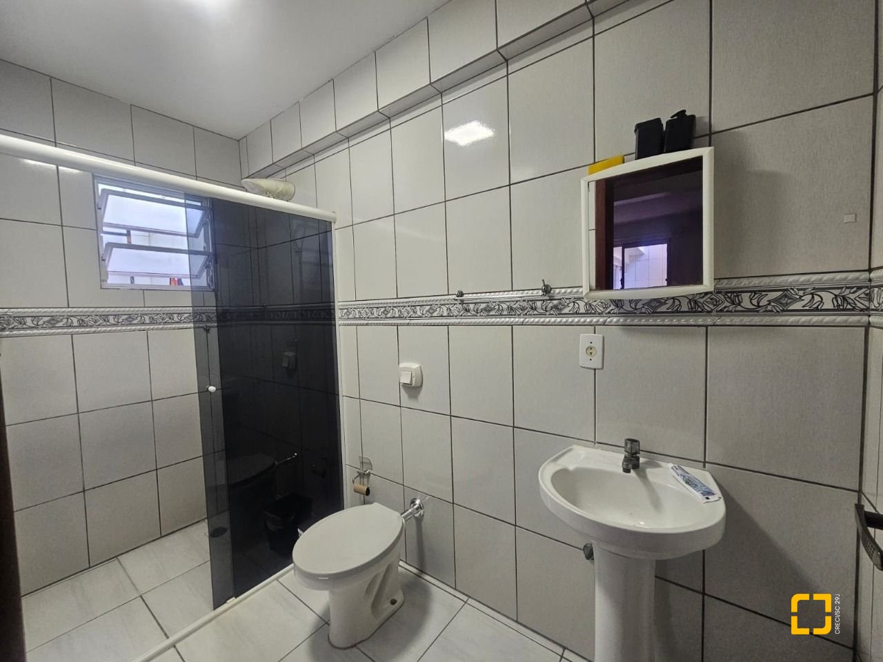Casa com 258m², 6 quartos (sendo 2 suítes), 2 garagens, no bairro Barreiros em São José