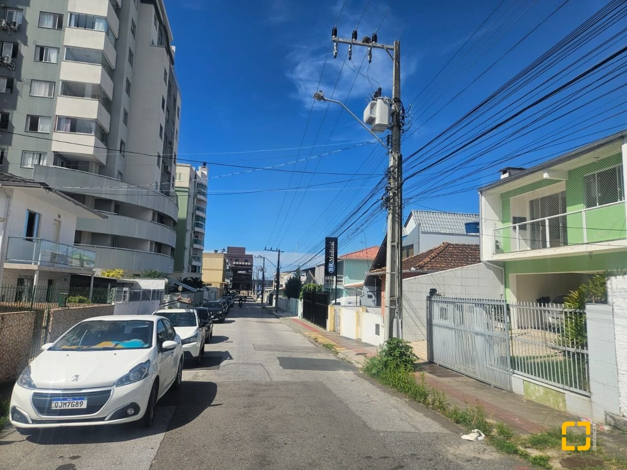 Casa com 258m², 6 quartos (sendo 2 suítes), 2 garagens, no bairro Barreiros em São José