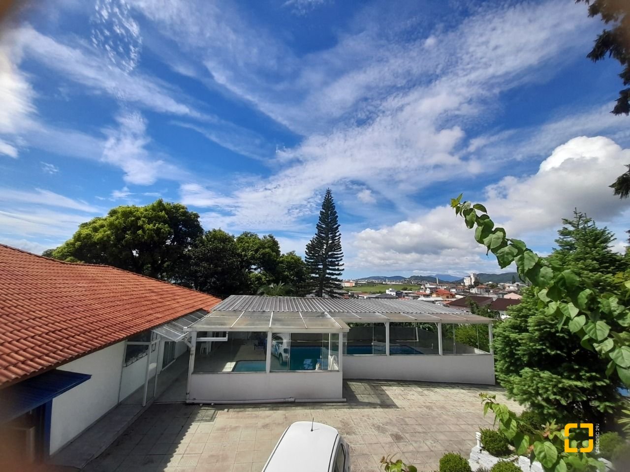 Casa com 340m², 4 garagens, no bairro Jardim Janaina em Biguaçu