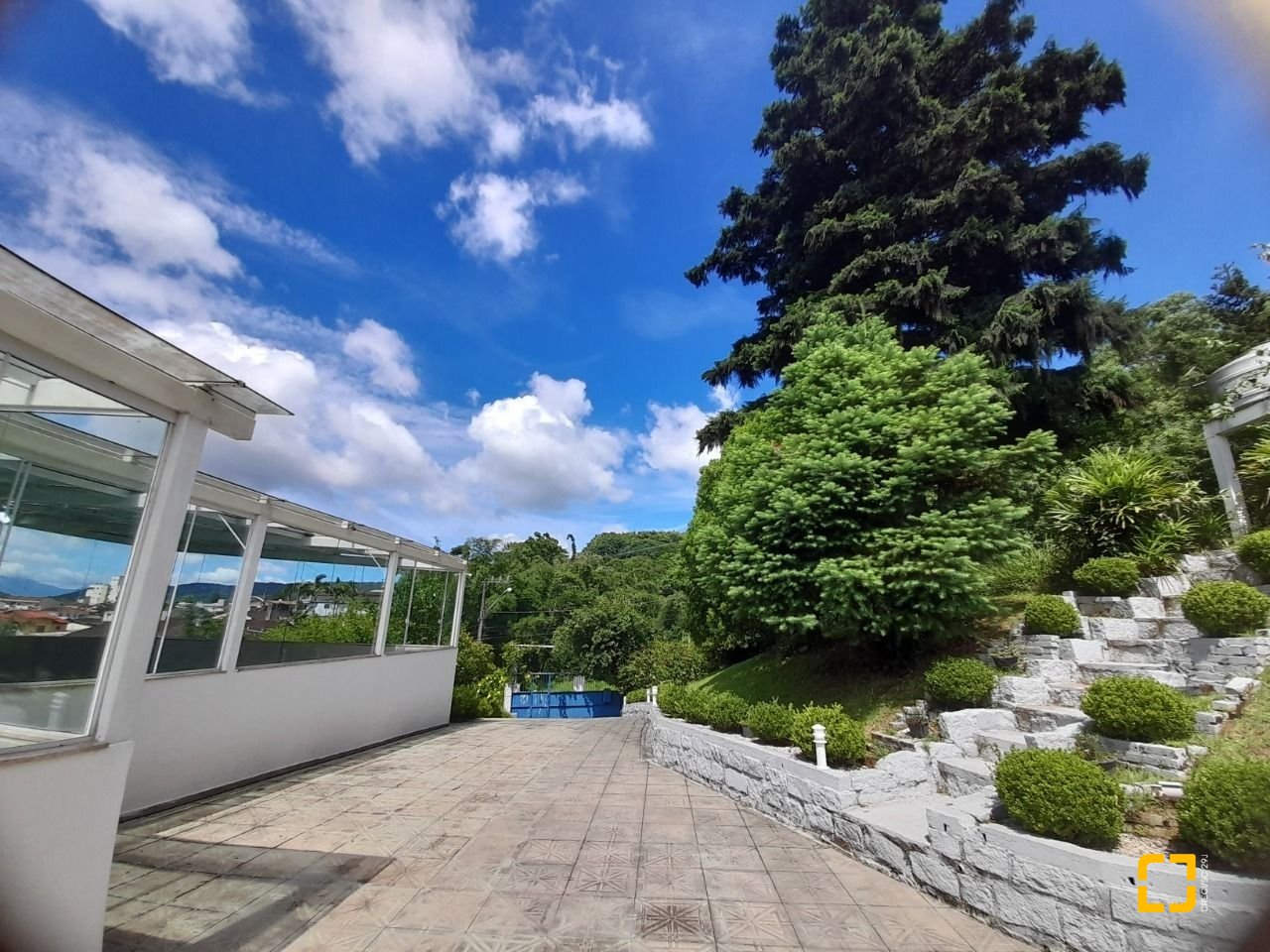 Casa com 340m², 4 garagens, no bairro Jardim Janaina em Biguaçu