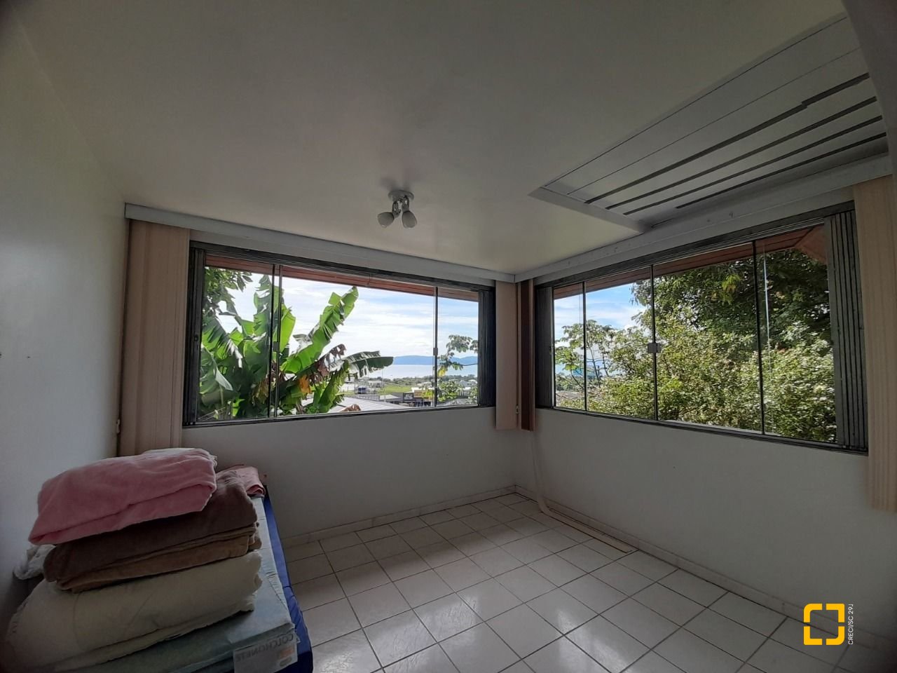Casa com 340m², 4 garagens, no bairro Jardim Janaina em Biguaçu