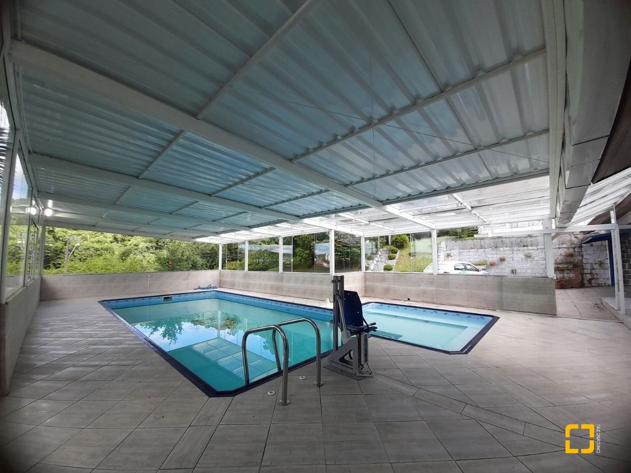 Casa com 340m², 4 garagens, no bairro Jardim Janaina em Biguaçu