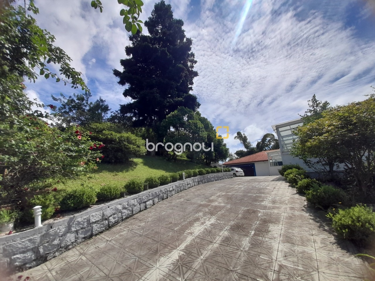 Casa com 340m², 4 garagens, no bairro Jardim Janaina em Biguaçu