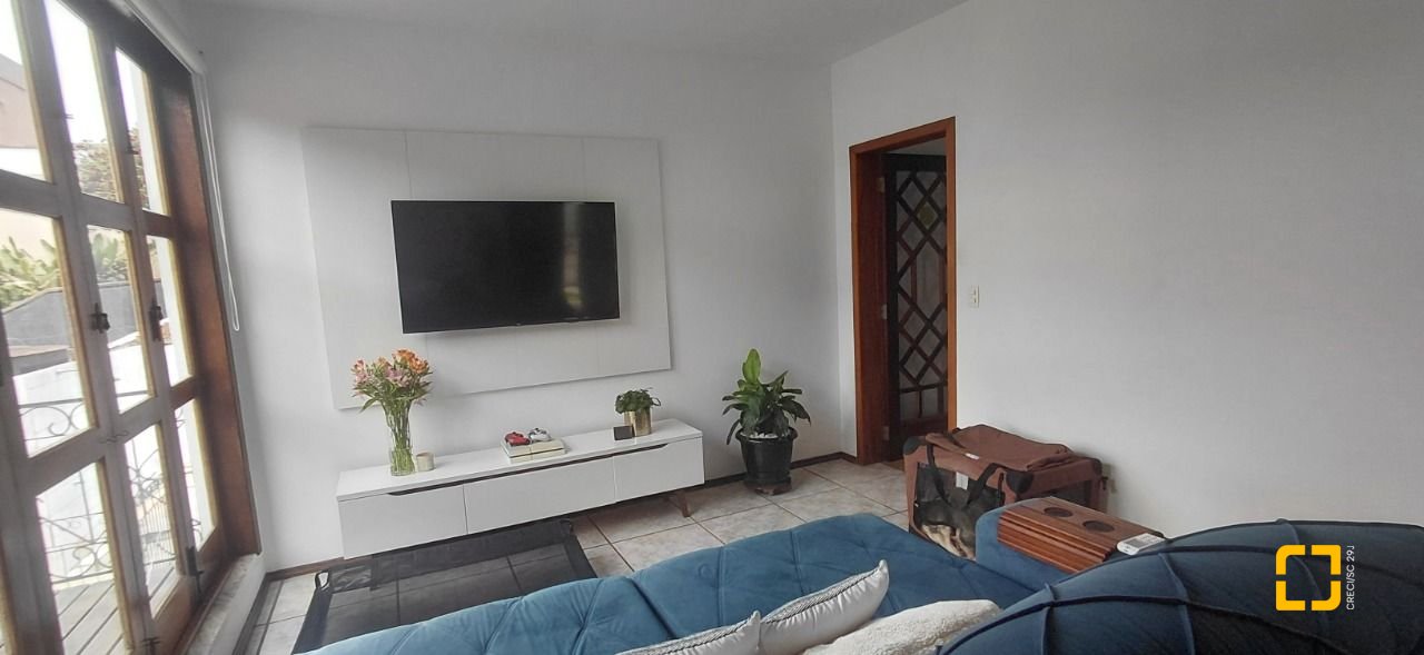 Casa com 246m², 4 quartos (sendo 1 suíte), 2 garagens, no bairro Trindade em Florianópolis
