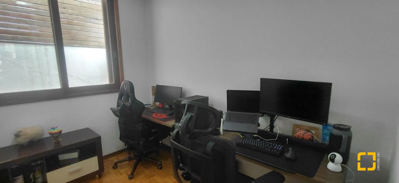 Casa com 246m², 4 quartos (sendo 1 suíte), 2 garagens, no bairro Trindade em Florianópolis