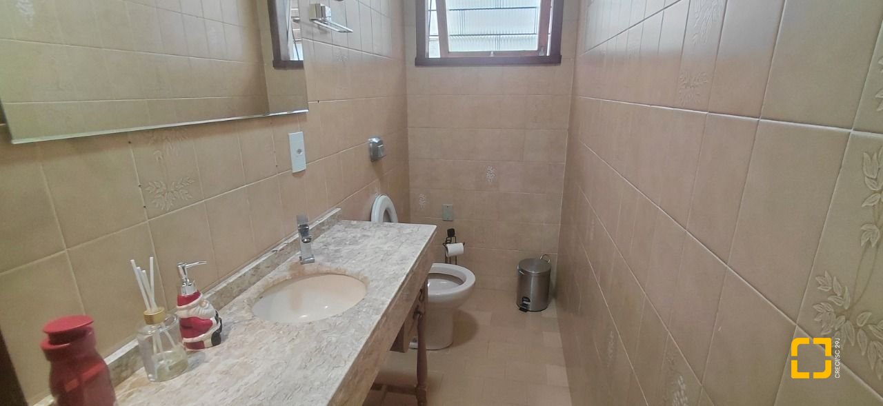 Casa com 246m², 4 quartos (sendo 1 suíte), 2 garagens, no bairro Trindade em Florianópolis