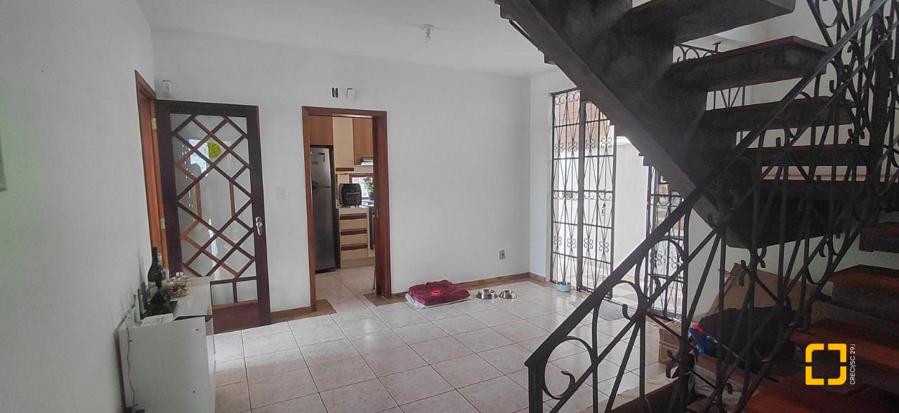 Casa com 246m², 4 quartos (sendo 1 suíte), 2 garagens, no bairro Trindade em Florianópolis