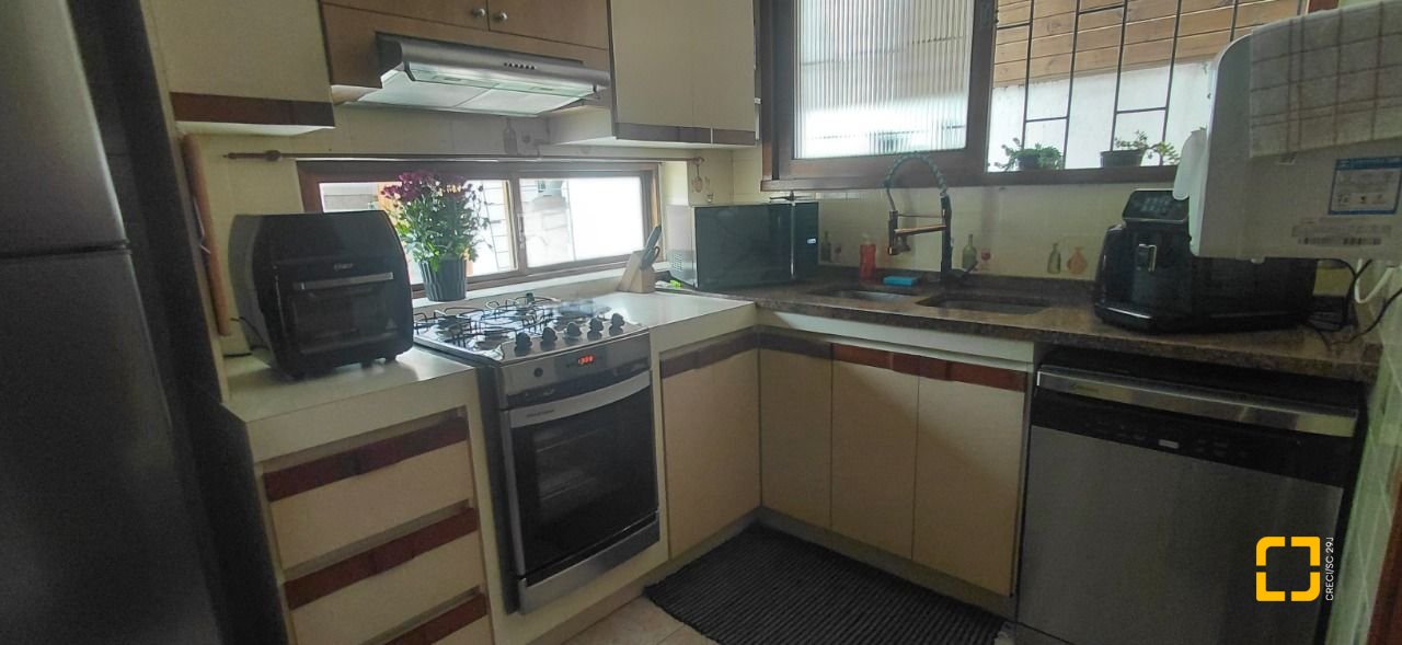 Casa com 246m², 4 quartos (sendo 1 suíte), 2 garagens, no bairro Trindade em Florianópolis